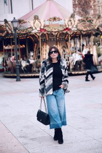 Bárbara Crespo street style / Fur jacket / flared jeans from Mango / Sunglasses from Chanel / 2.55 bag from Chanel. Trendy outfit