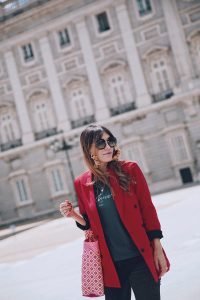 Bárbara Crespo streetstyle. Red blazer. T-shirt / Camiseta: Tees and Dreams. Shoes  / Zapatos: Zara. Sun Glasses / Gafas de sol: Miu Miu. Earrings / Pendientes: Mango.