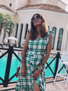 Bárbara Crespo streetsyle. CHECKED green DRESS WITH BUTTONS from Zara